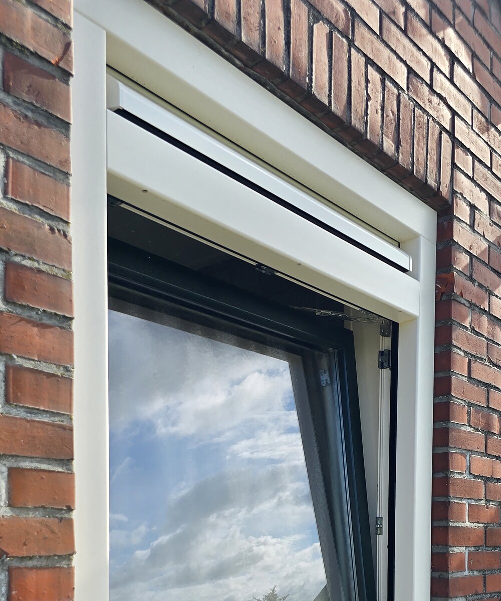 Detail van een geplaatst draaikiepraam met wit kozijn